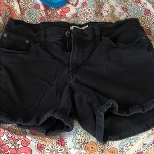 Cute black jean Levi shorts. Has some discoloring
